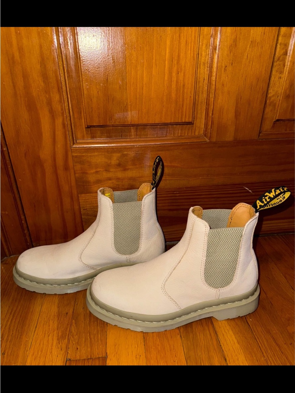 Dr. Martens Women’s White Chelsea Boots with Cream Pull Tabwhit